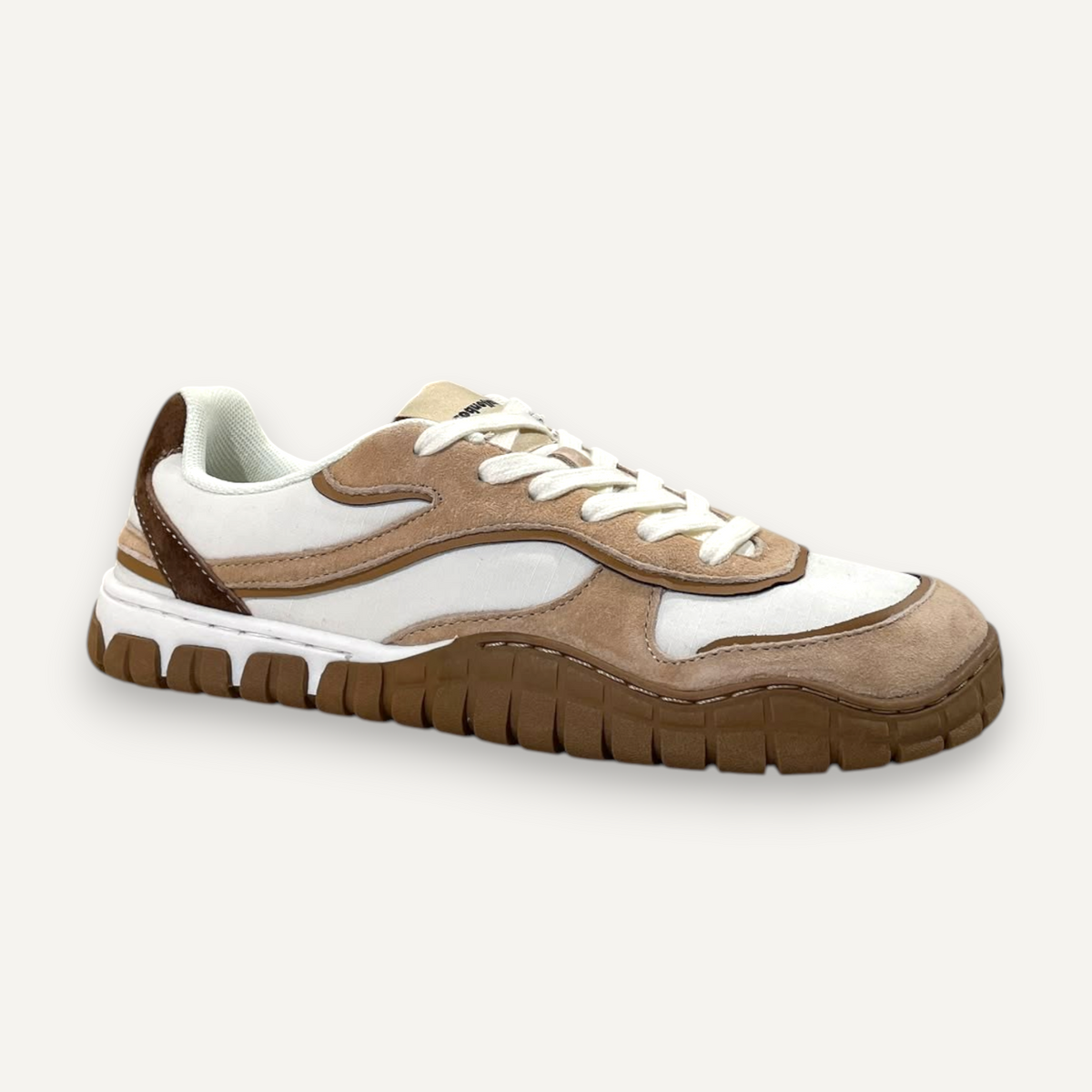 Zapatillas deportivas Coqueflex Kian de zoireo en color arena y blanco con detalles de ante y suela de goma robusta