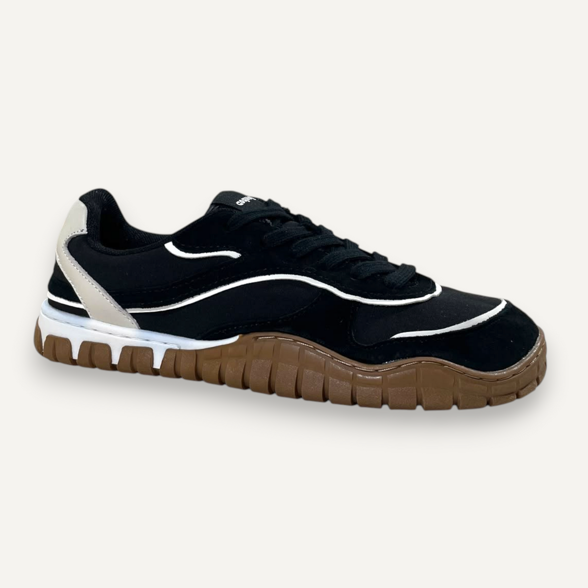 Zapatilla deportiva Coqueflex Kian de zoireo en color negro con detalles blancos y suela de goma marrón