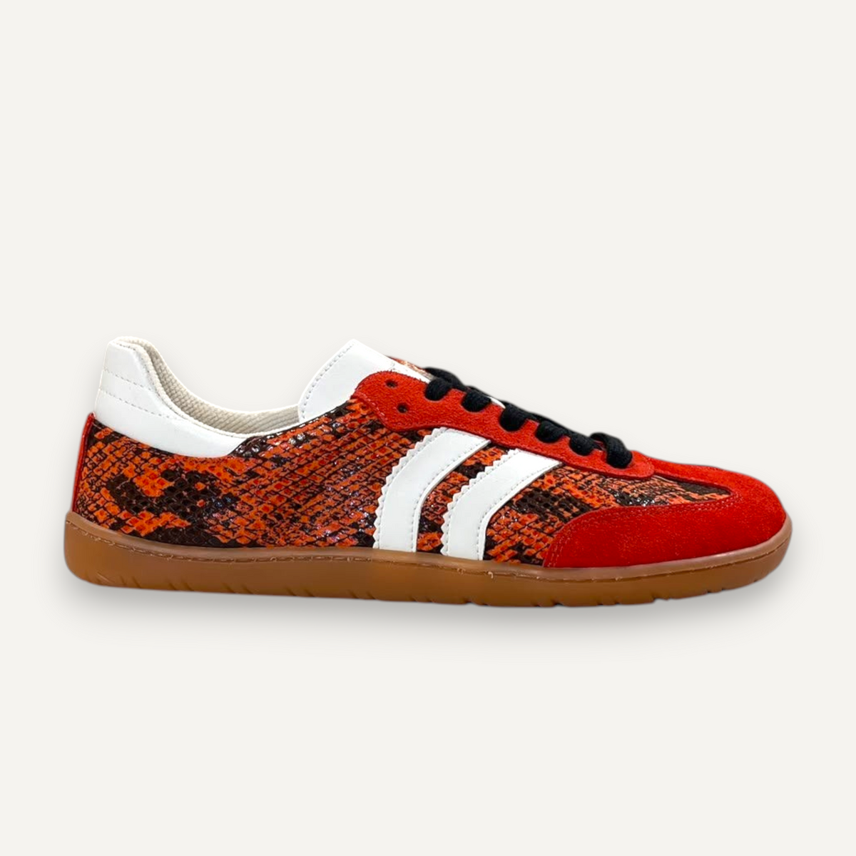 Zapatilla baja Coqueflex Trick de zoireo con estampado de piel de serpiente naranja, detalles rojos y suela de goma