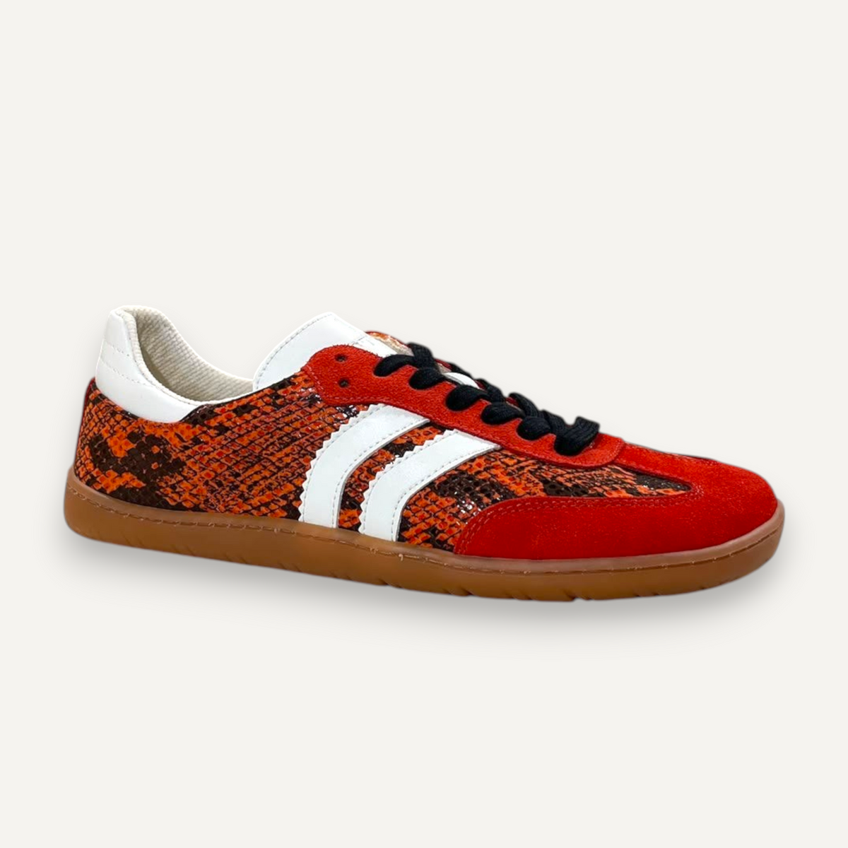 Zapatillas de perfil bajo zoireo Coqueflex Trick con estampado de serpiente naranja y detalles en ante rojo
