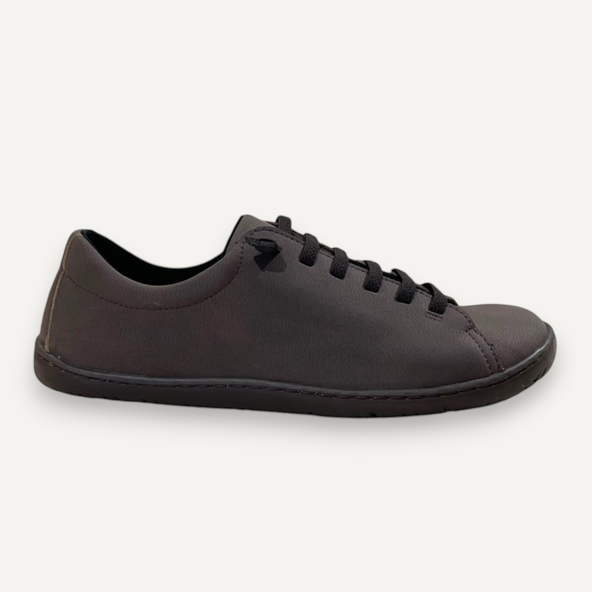 Zapatilla minimalista Coqueflex Emi de zoireo en color marrón oscuro con cordones y suela plana flexible