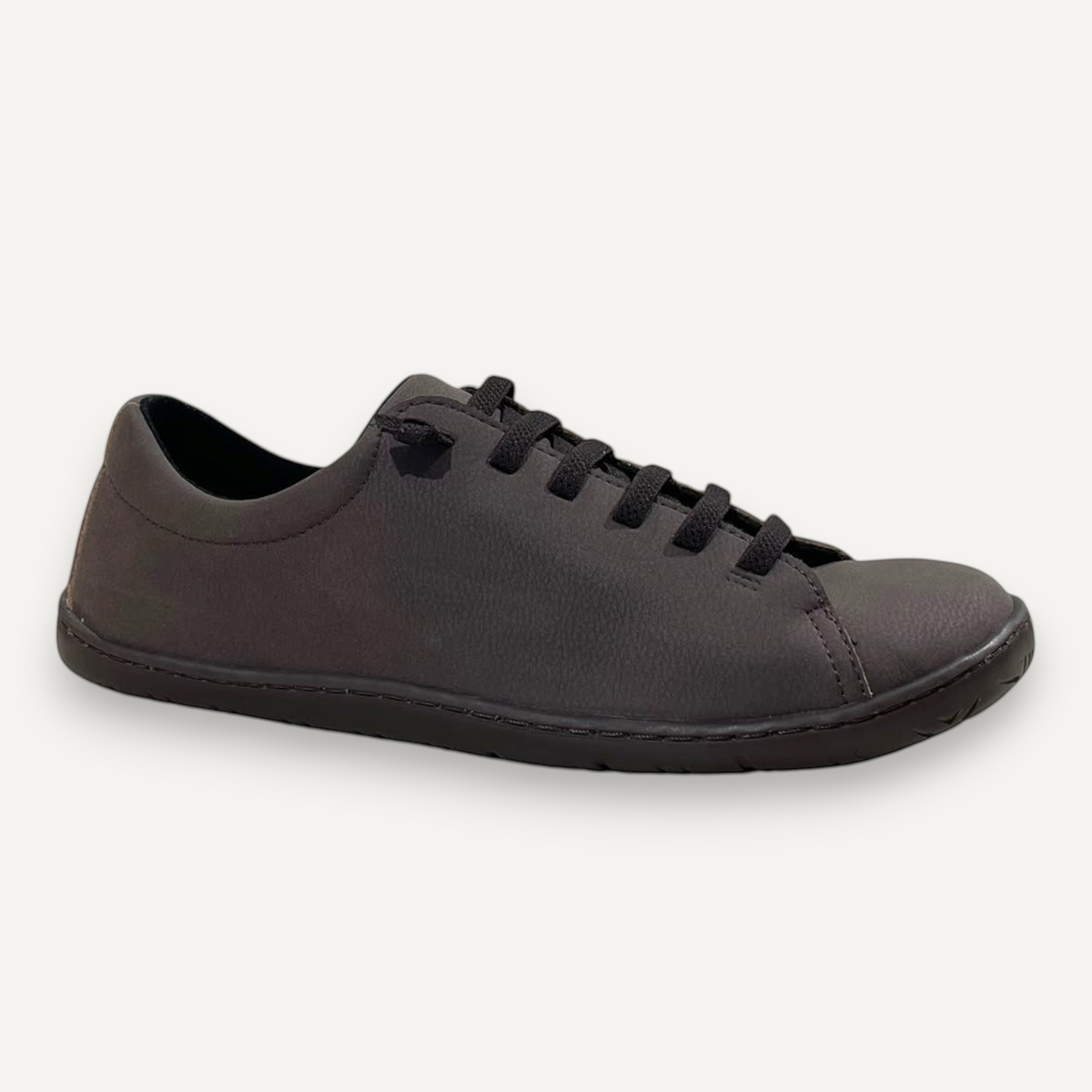 Zapatilla minimalista Coqueflex Emi de zoireo en color marrón oscuro con cordones y suela plana flexible
