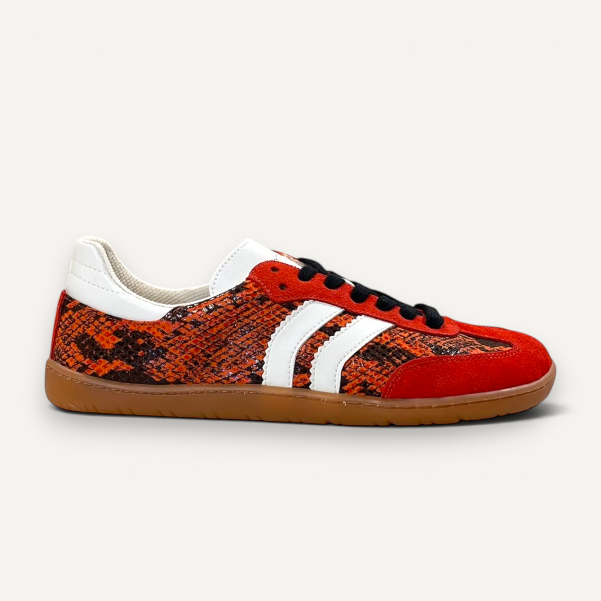 Zapatilla baja Coqueflex Trick de zoireo con estampado de piel de serpiente naranja, detalles rojos y suela de goma