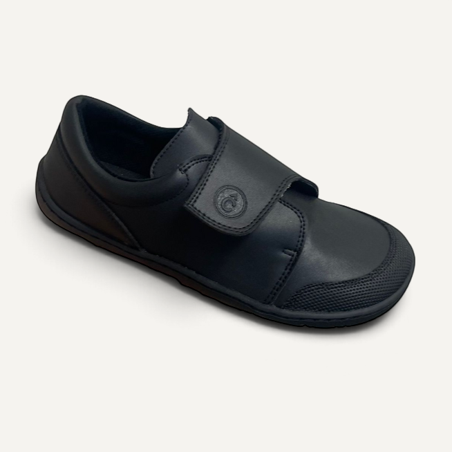 Zapatilla escolar negra CoqueFlex de zoireo con cierre de velcro y puntera reforzada para mayor durabilidad.