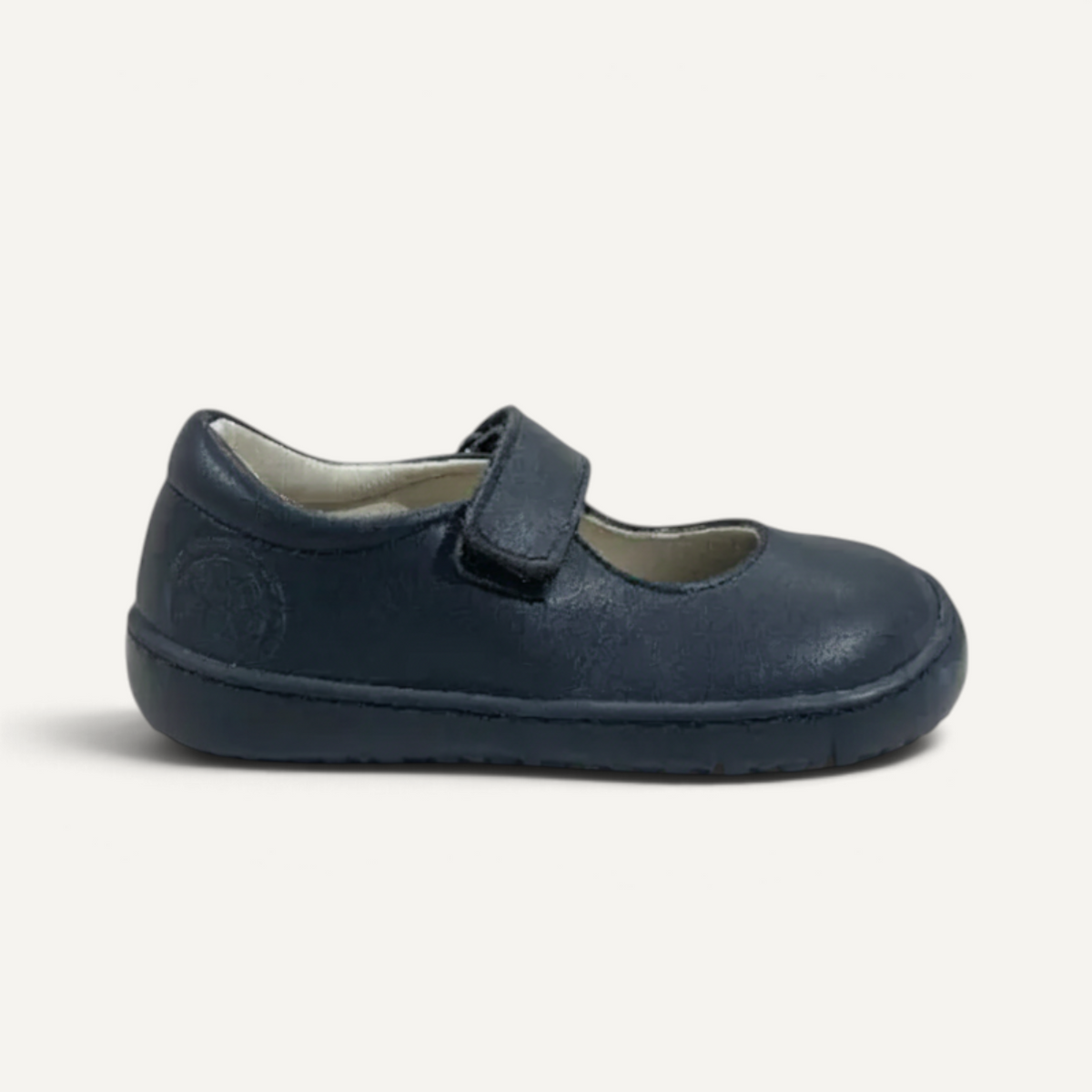 Zapato tipo mercedes Coqueflex de color negro con cierre de velcro, ideal para el uso escolar diario de zoireo
