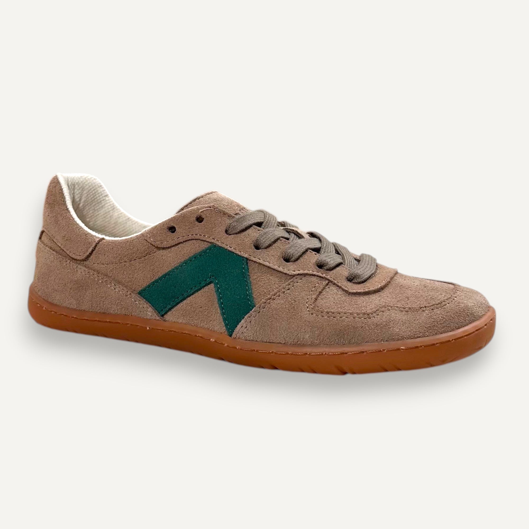 Zapatillas minimalistas zoireo Coqueflex Core en color piedra con detalle de logo en verde y suela de goma flexible